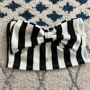 ⭐️4/$20 BUNDLE ITEM⭐️ Black and white crop/bandeau